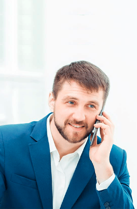 Homem usando celular