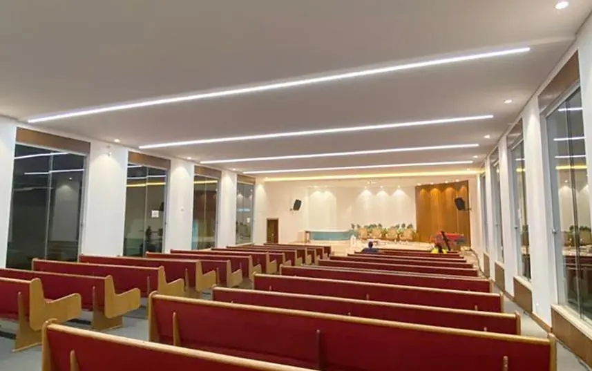 iluminação linear led em igreja