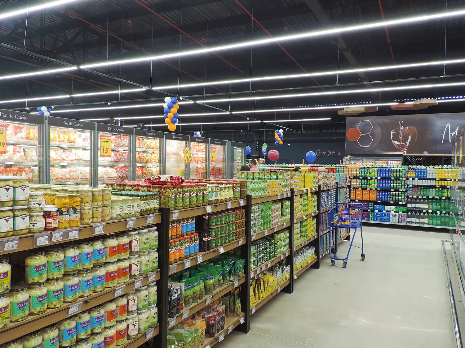 iluminação linear led em supermercado