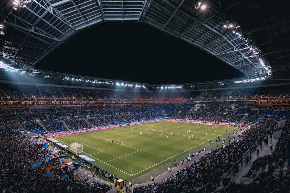 Jogador de futebol de alto ângulo no campo