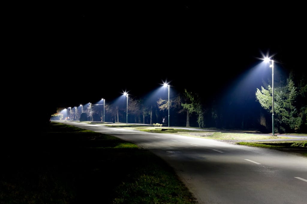 Postes iluminados na rua, simbolizando LED que pisca