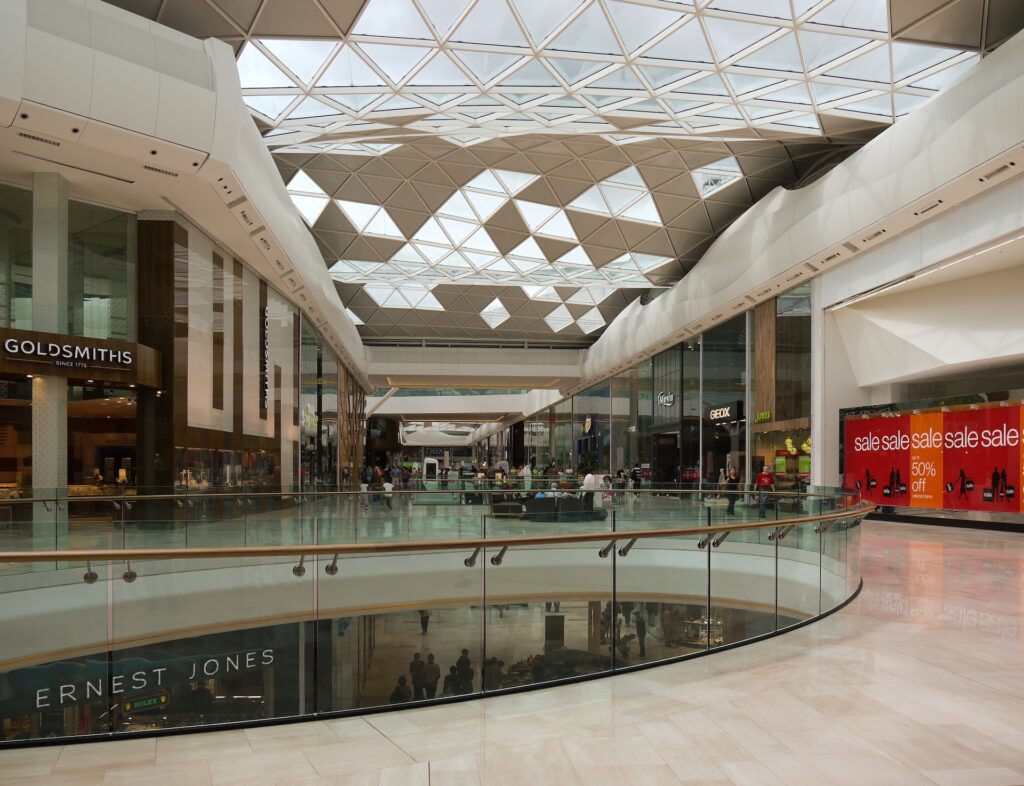 Vale a pena contratar uma empresa para criar o projeto luminotécnico de shopping?
