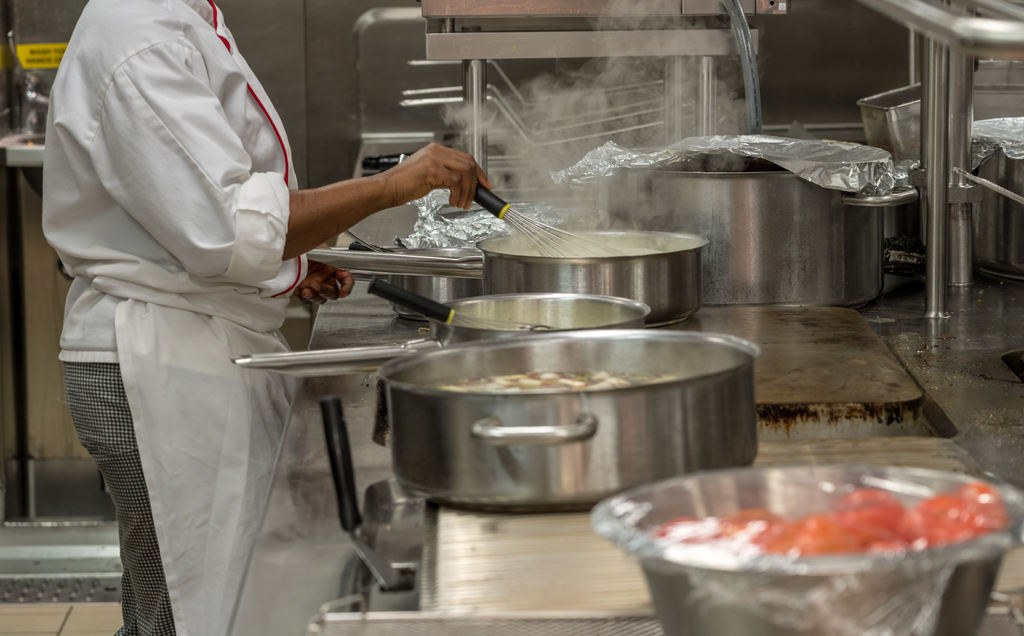 Como deve ser a iluminação de uma cozinha industrial