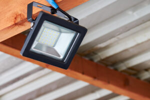 Projetor LED industrial: funções, tipos e o que saber antes de comprar