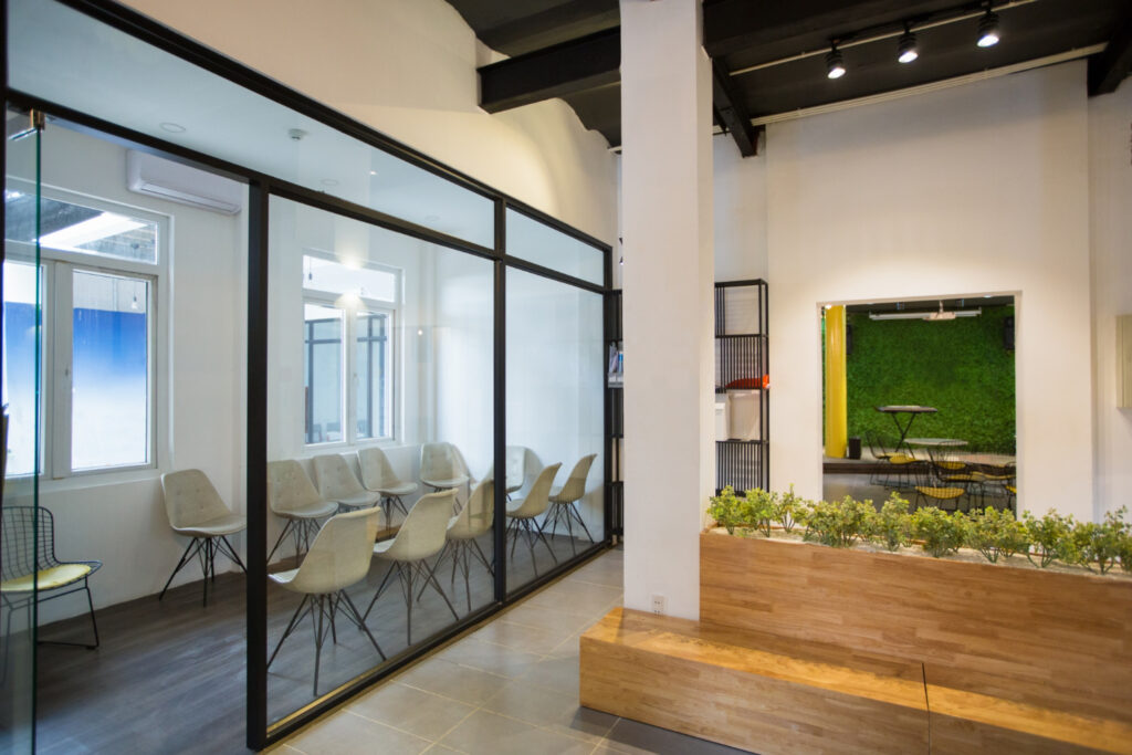 Iluminação com trilho eletrificado na empresa